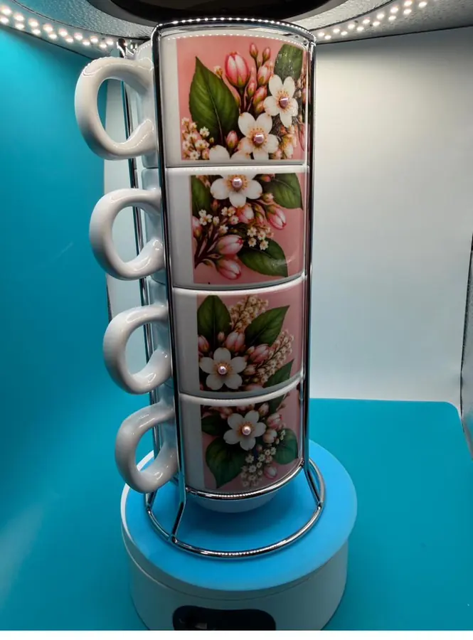 Set de cuatro tazas apilables con diseño floral