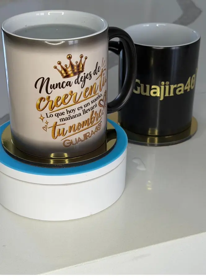 Dos tazas personalizadas con frase y logo